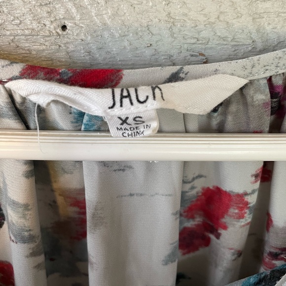 Jack BB Dakota Floral V Neck Top - Picture 3 of 6